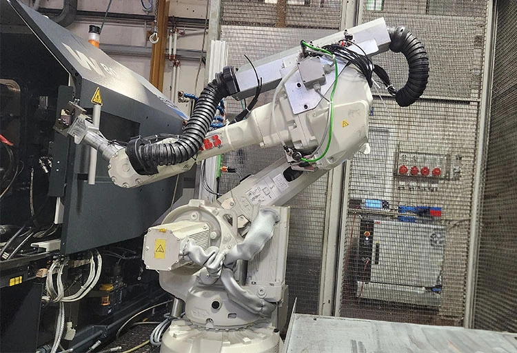 Bruschi's robotic arm integrated into a die-casting machine, showcasing automated precision in the production of zinc (zamak) and aluminum components. This advanced technology ensures high-quality and efficient manufacturing.